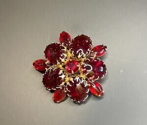 Vintage Juliana D&E Red Glass Garnet Rhinestone Brooch Goldtone